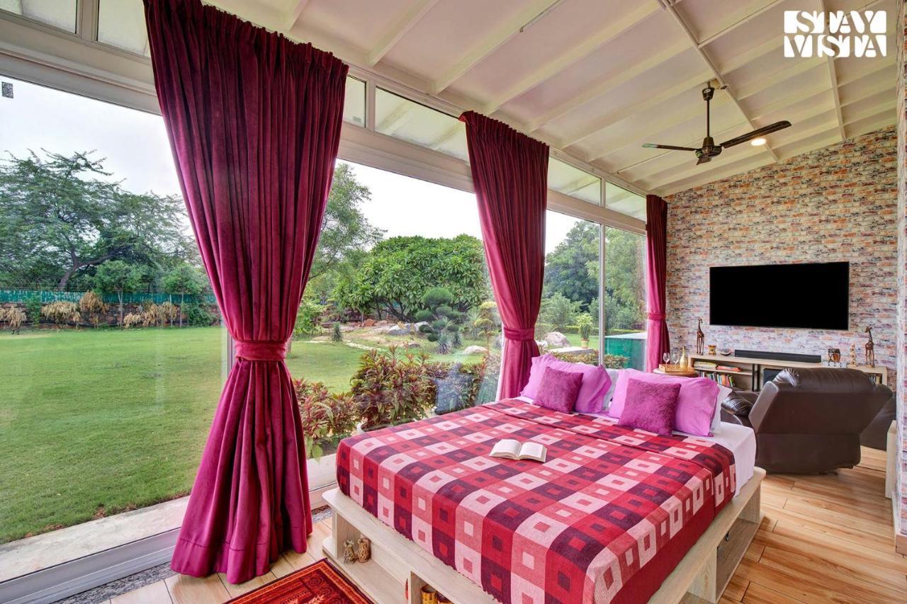 גורגאון Stayvista At Idyllic Farmhouse - A Glasshouse With Outdoor Pool מראה חיצוני תמונה