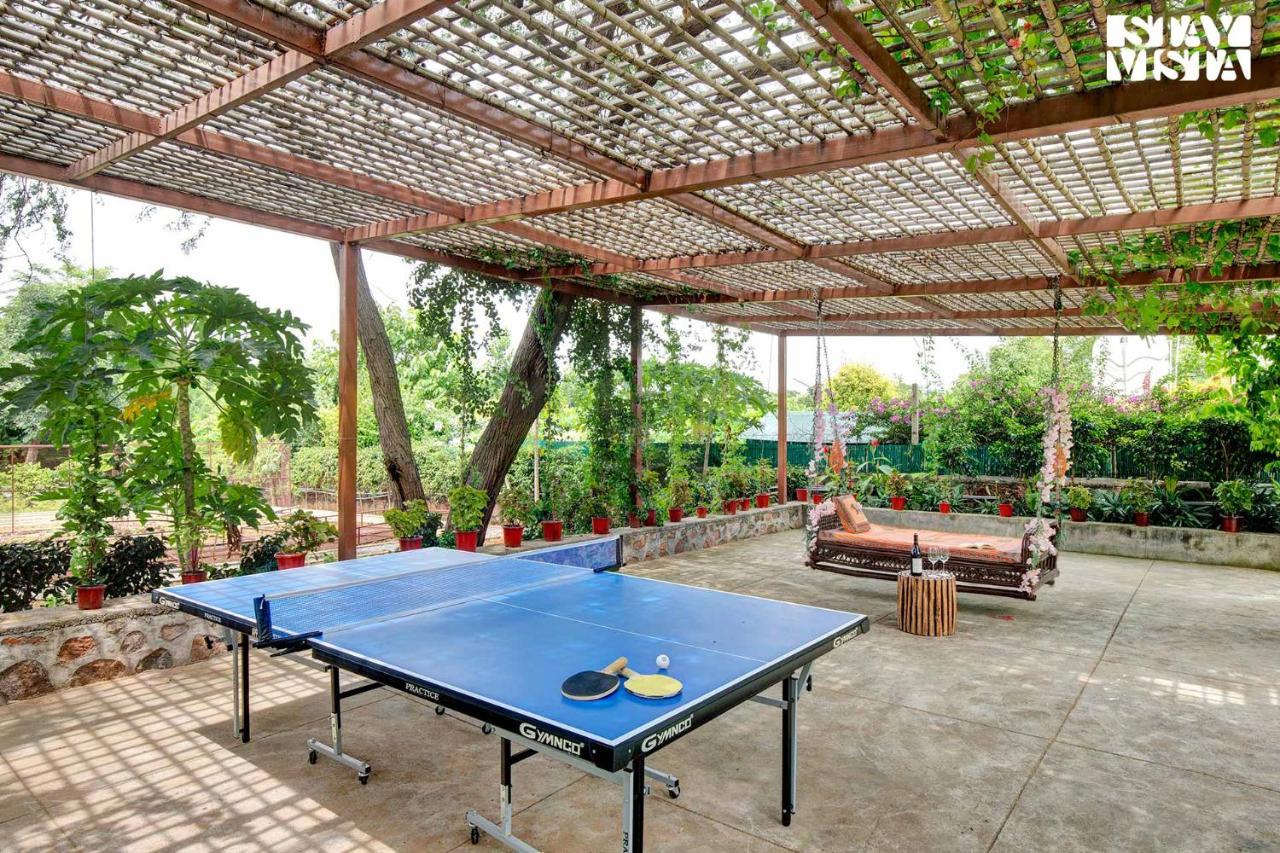 גורגאון Stayvista At Idyllic Farmhouse - A Glasshouse With Outdoor Pool מראה חיצוני תמונה