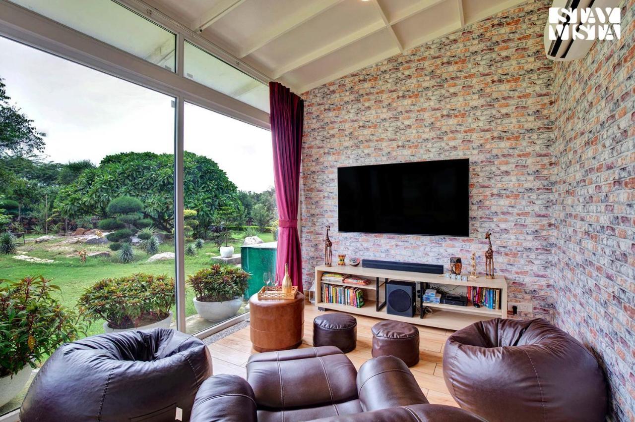 גורגאון Stayvista At Idyllic Farmhouse - A Glasshouse With Outdoor Pool מראה חיצוני תמונה