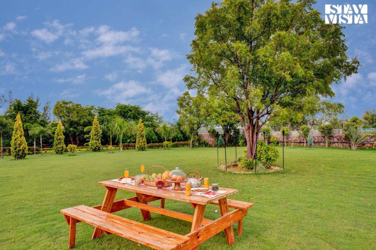 גורגאון Stayvista At Idyllic Farmhouse - A Glasshouse With Outdoor Pool מראה חיצוני תמונה