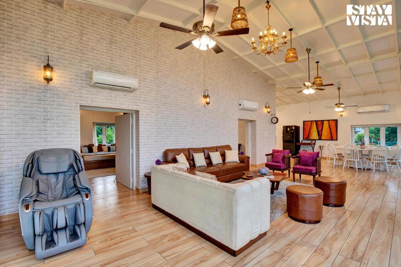 גורגאון Stayvista At Idyllic Farmhouse - A Glasshouse With Outdoor Pool מראה חיצוני תמונה