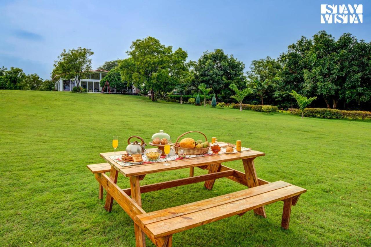 גורגאון Stayvista At Idyllic Farmhouse - A Glasshouse With Outdoor Pool מראה חיצוני תמונה