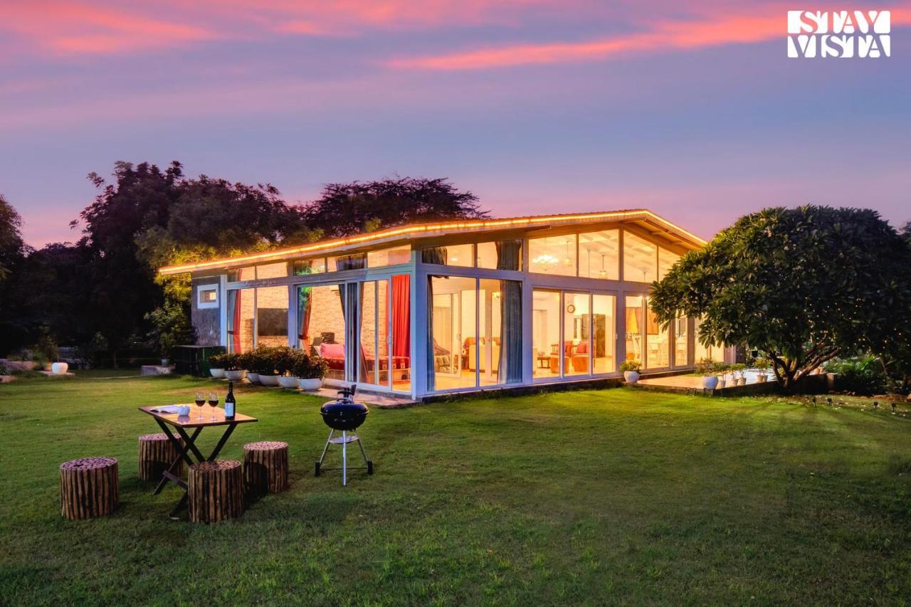 גורגאון Stayvista At Idyllic Farmhouse - A Glasshouse With Outdoor Pool מראה חיצוני תמונה