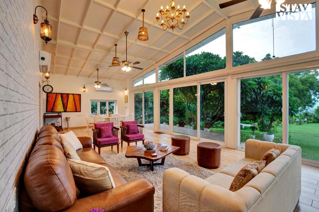 גורגאון Stayvista At Idyllic Farmhouse - A Glasshouse With Outdoor Pool מראה חיצוני תמונה