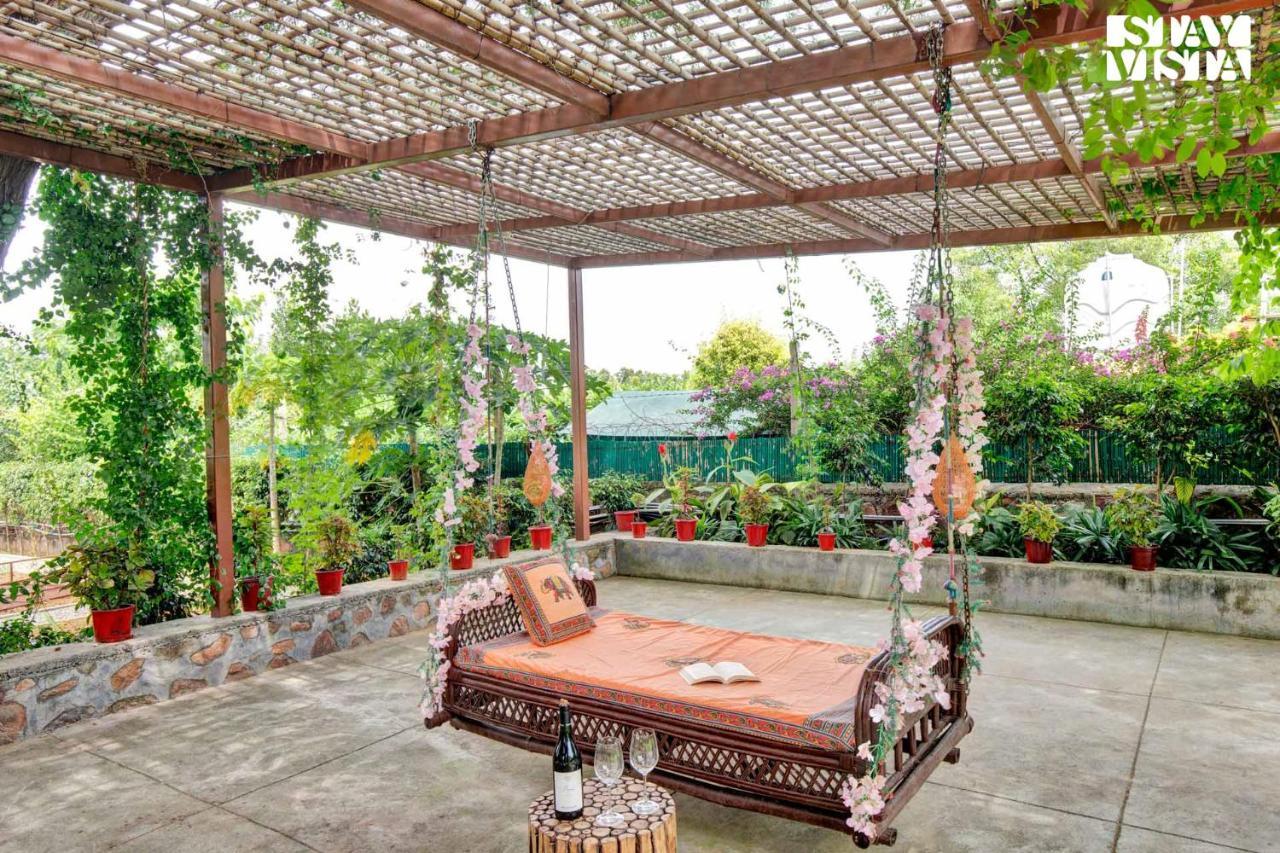 גורגאון Stayvista At Idyllic Farmhouse - A Glasshouse With Outdoor Pool מראה חיצוני תמונה