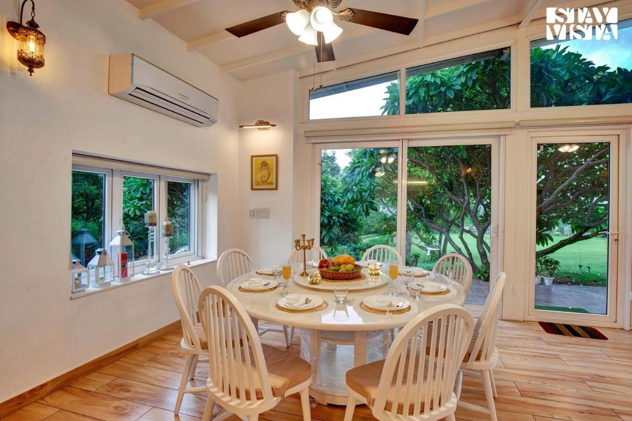 גורגאון Stayvista At Idyllic Farmhouse - A Glasshouse With Outdoor Pool מראה חיצוני תמונה