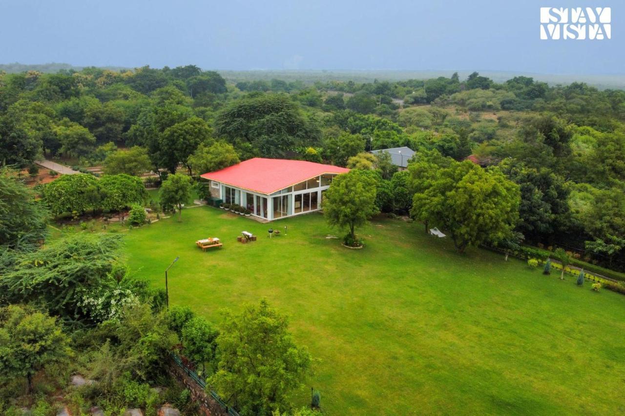 גורגאון Stayvista At Idyllic Farmhouse - A Glasshouse With Outdoor Pool מראה חיצוני תמונה