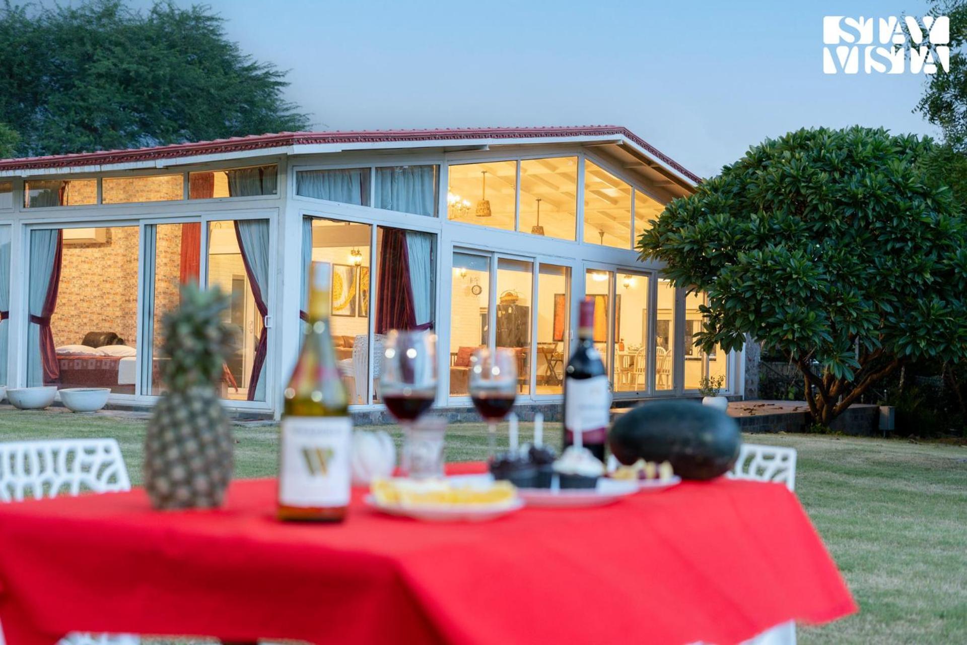 גורגאון Stayvista At Idyllic Farmhouse - A Glasshouse With Outdoor Pool מראה חיצוני תמונה