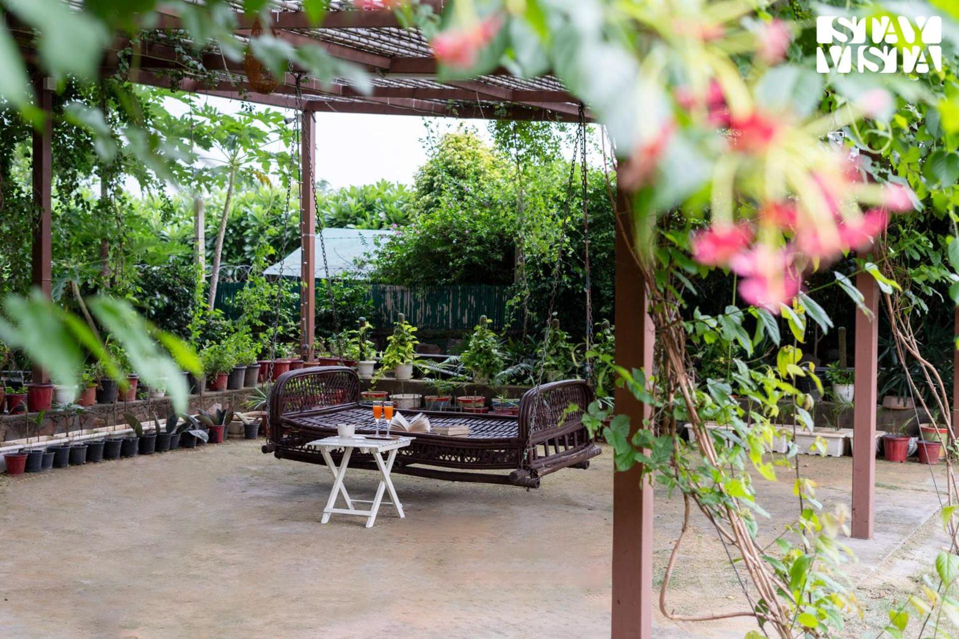גורגאון Stayvista At Idyllic Farmhouse - A Glasshouse With Outdoor Pool מראה חיצוני תמונה