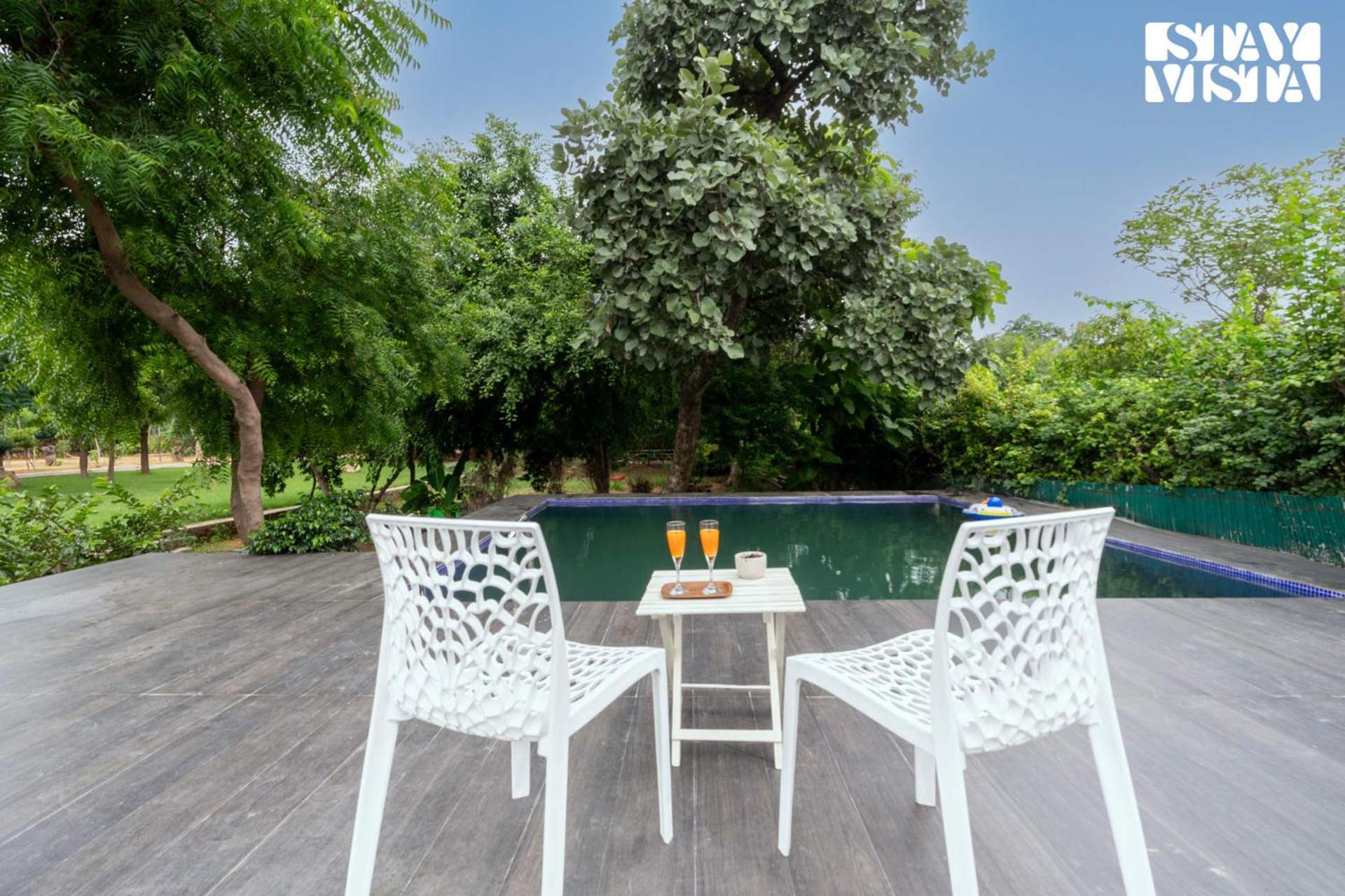 גורגאון Stayvista At Idyllic Farmhouse - A Glasshouse With Outdoor Pool מראה חיצוני תמונה