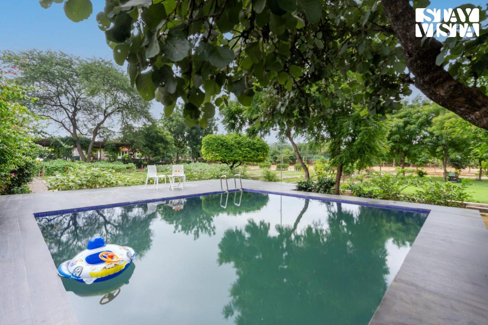 גורגאון Stayvista At Idyllic Farmhouse - A Glasshouse With Outdoor Pool מראה חיצוני תמונה